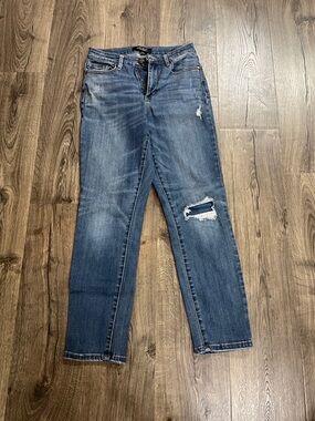 Judy Blue Medium Blue Straight Leg Jeans with Knee Rip